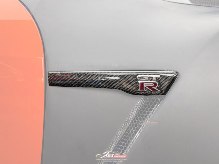 Nissan GTR35 Fender Emblem Carbon